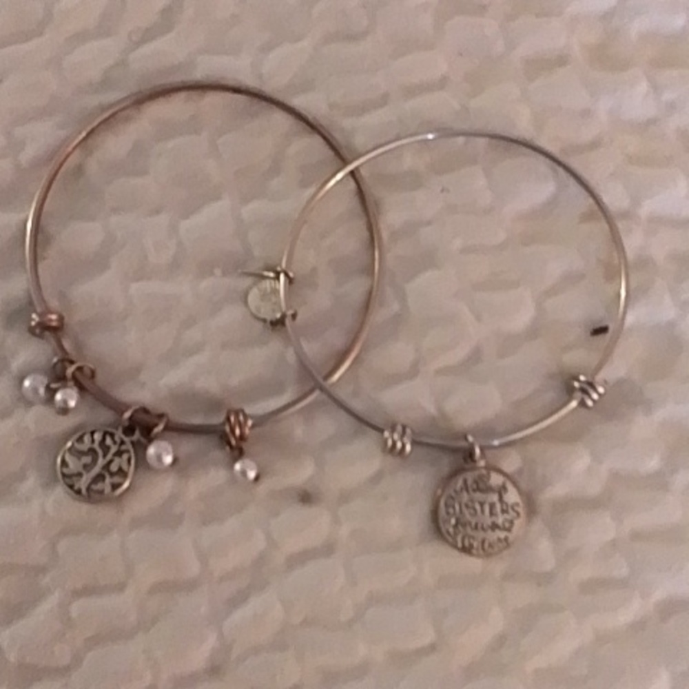 Set of 2 silver bracelets